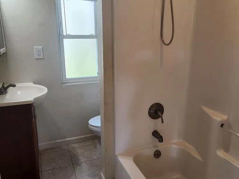 Las Flores Apartments — Photo 6