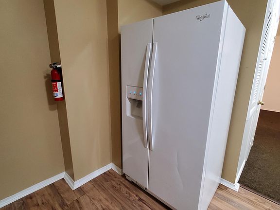 Full size fridge with ice and water