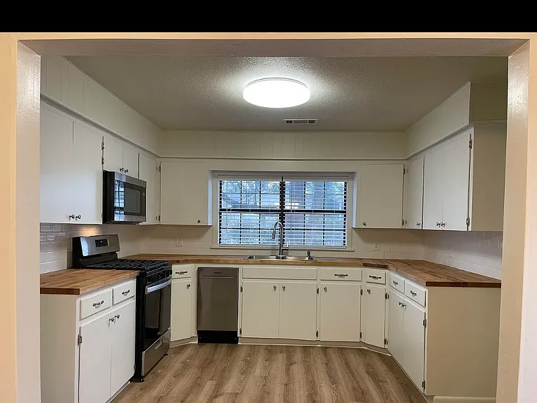 916 Ridge Rd — Photo 2