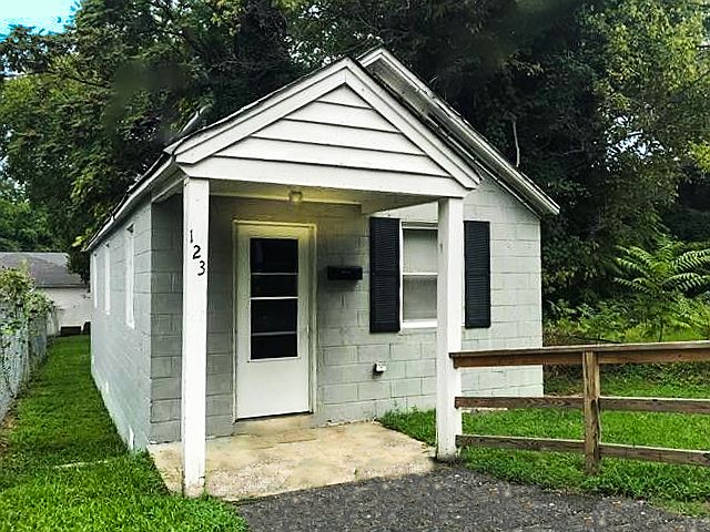 1st image of 123 Spruce St