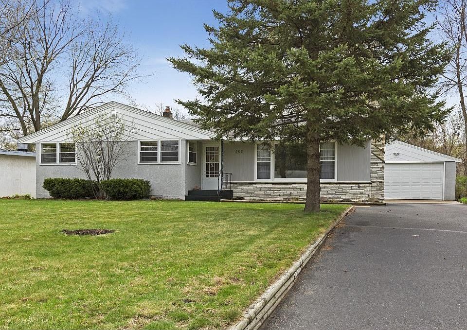 Great looking rambler with wood and stucco exterior.