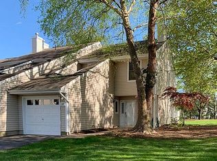 27 Woodmere Dr, Parlin, NJ 08859
