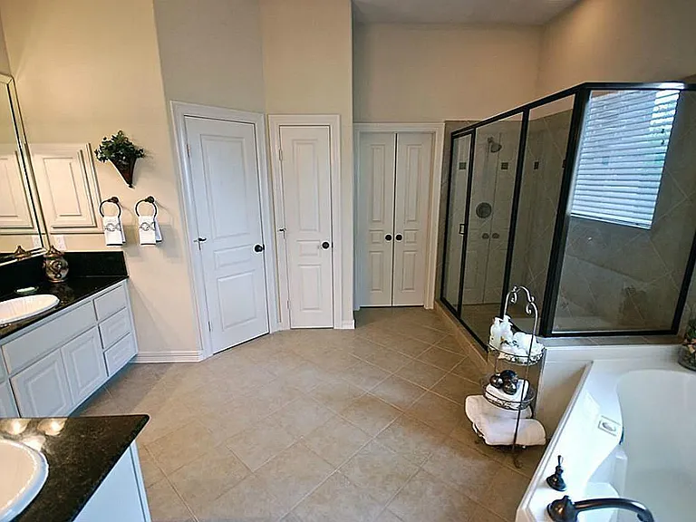 8602 Two Sisters Ct — Photo 2