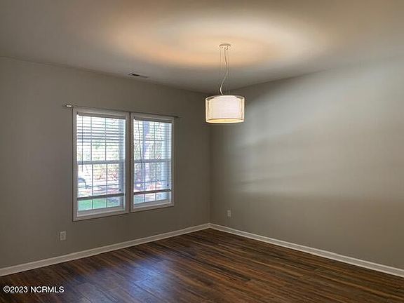 4th image of 862 Blue Bird Dr