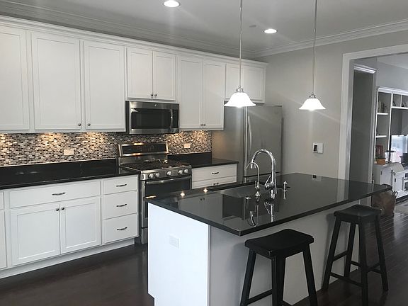 4th image of 70 Lakeview Pl