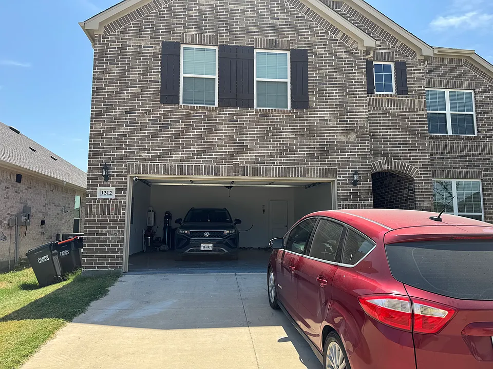 1212 Nathan Ln