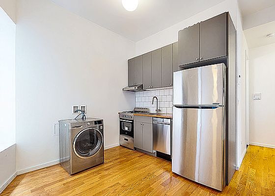 4th image of 376 W 127th St #1F