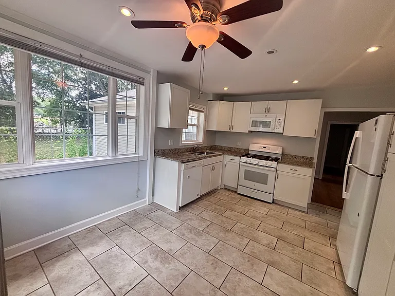 1106 Lindridge Dr NE — Photo 14