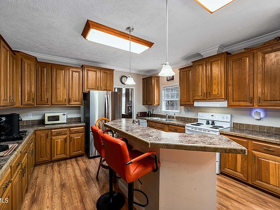 4th image of 555 Butcher Valley Rd