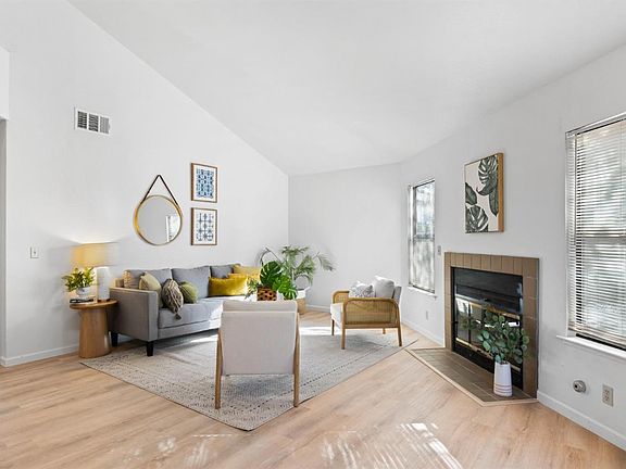 4th image of 1317 Hawthorne Court