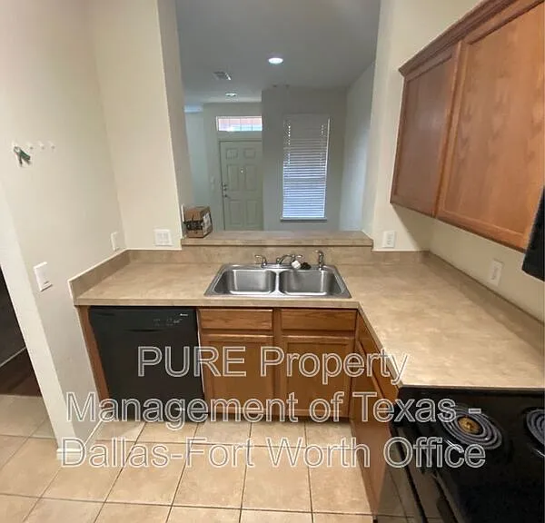 2734 Hyde Park Dr — Photo 4
