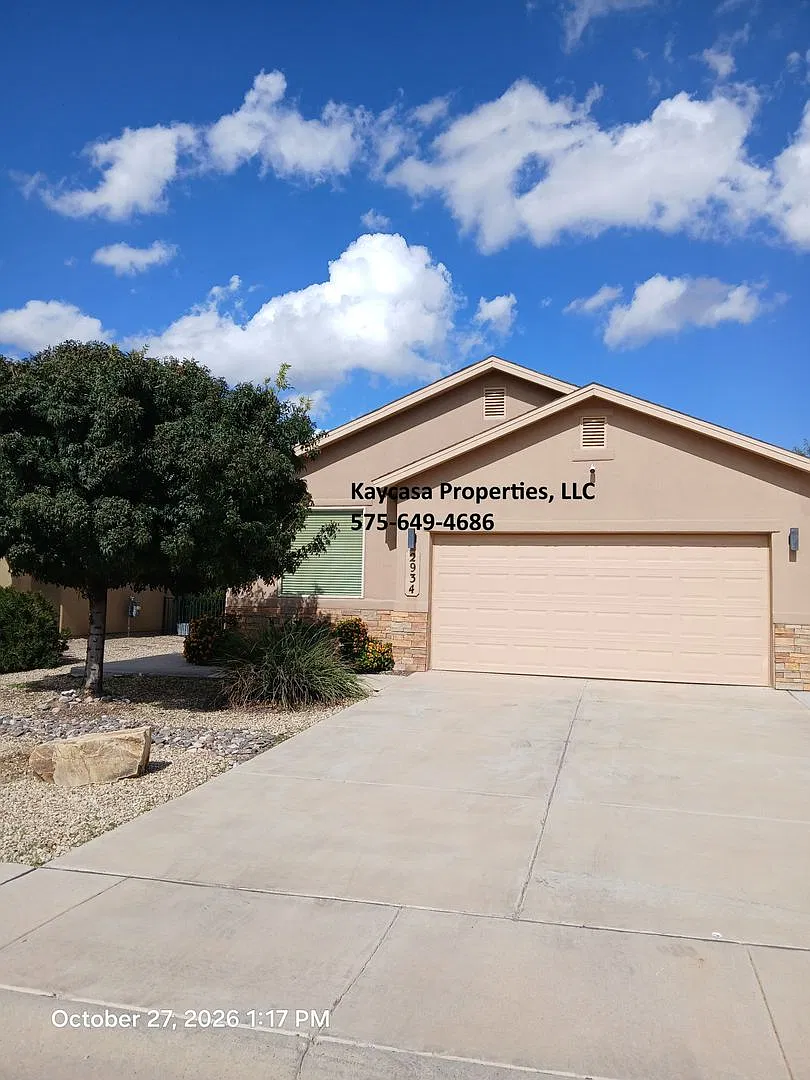 Beautiful Custom Home in Legends West Neighborhood — Photo 1