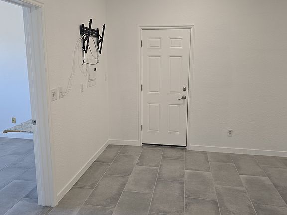 3rd image of 1574 Aspen Springs Rd