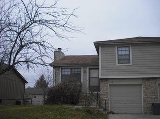 132 S Saxony Dr, Olathe, KS 66061