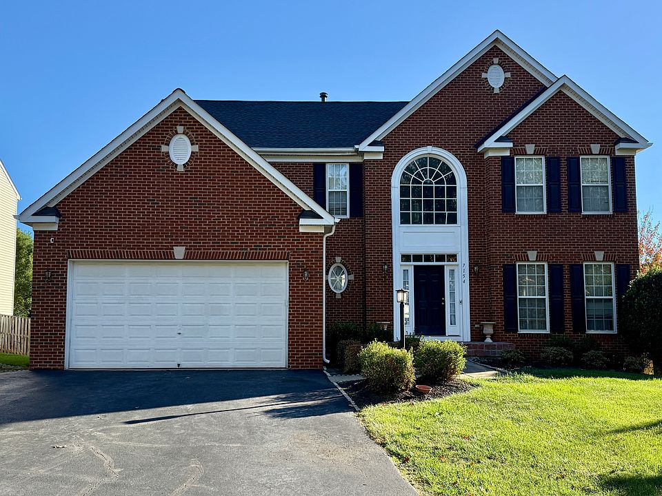 Large Shared Driveway - Private Entrance - Home on Private Drive
