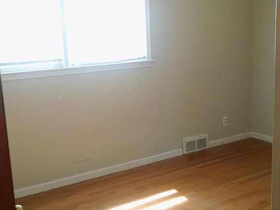 3rd image of 20410 Beaufait St