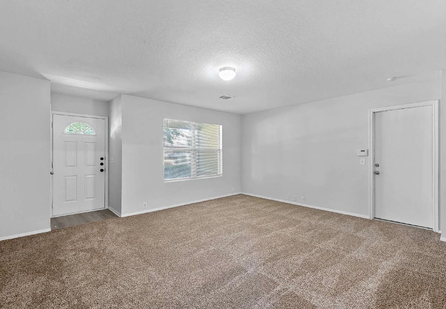 3 bed, 2.0 bath, 1284 sqft, $1,700 — Photo 2