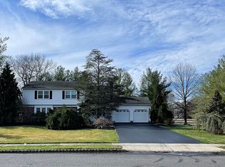 15 Mohawk Ln, Manalapan, NJ 07726