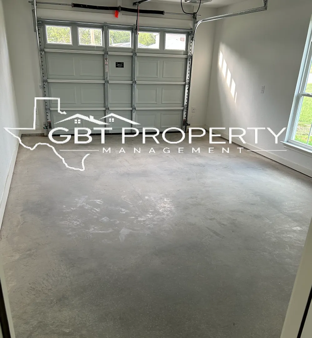 3 Bedroom 2 Bathroom Home! — Photo 4