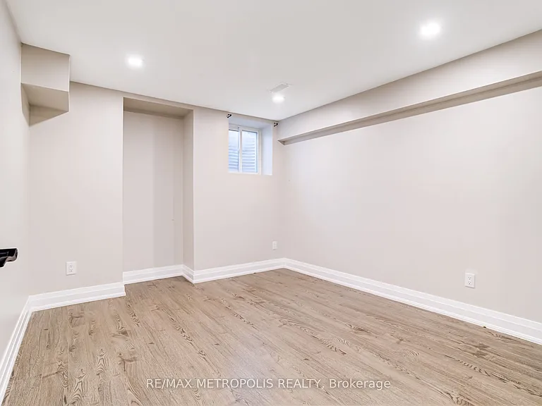 33 Tweedie Cres #BASEMENT — Photo 12