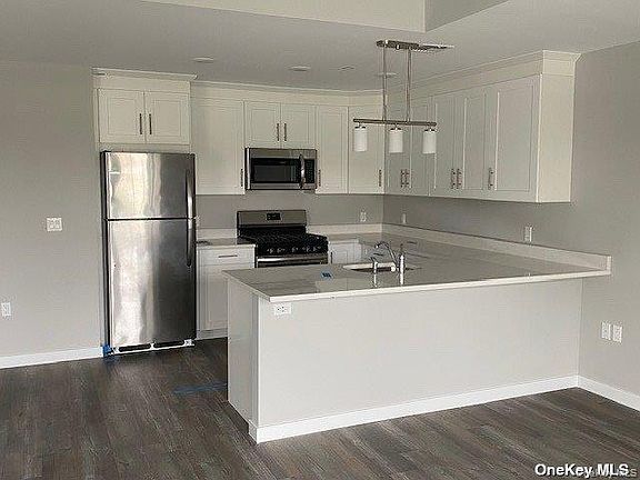 3rd image of 221 Eastview Dr #18
