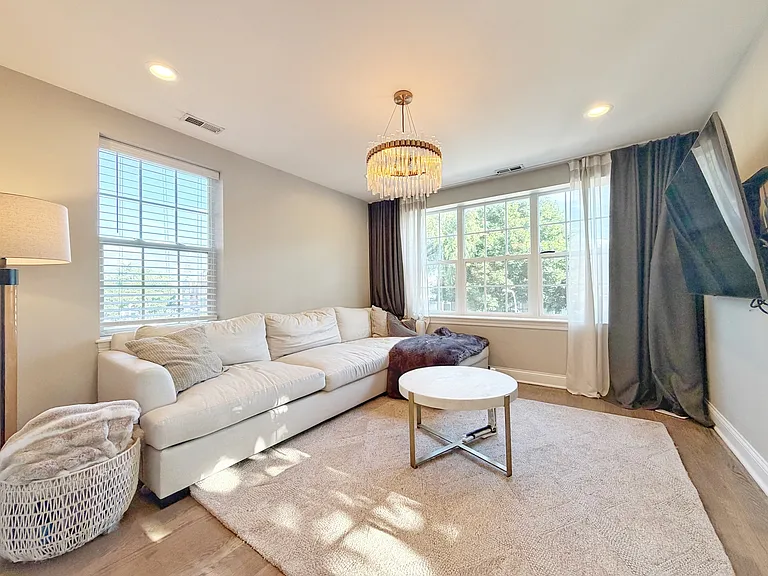 2427 W Grenshaw St #2 — Photo 7