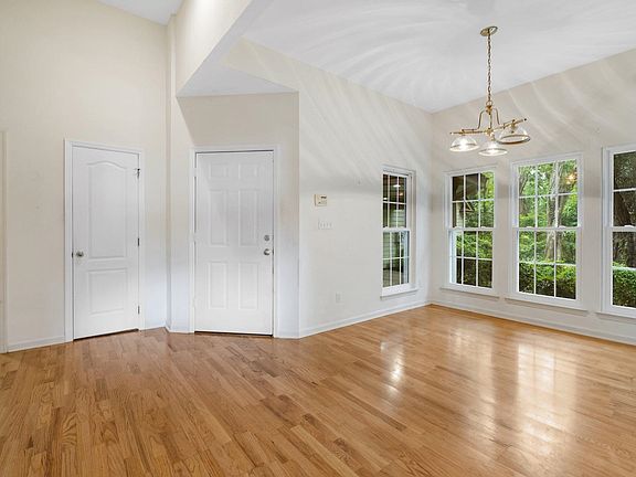 3rd image of 2035 Wildridge Dr