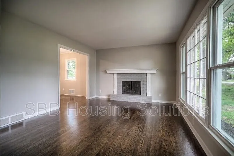 4 bed, 1.5 bath, 1449 sqft, $1,899 — Photo 2