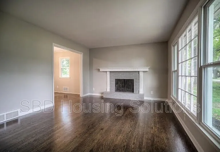 610 E 110th Ter — Photo 2