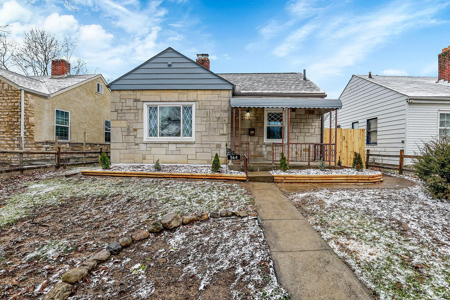 564 Whitethorne Ave photo 1
