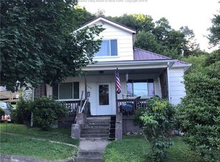 102 3rd Ave, Clendenin, WV 25045