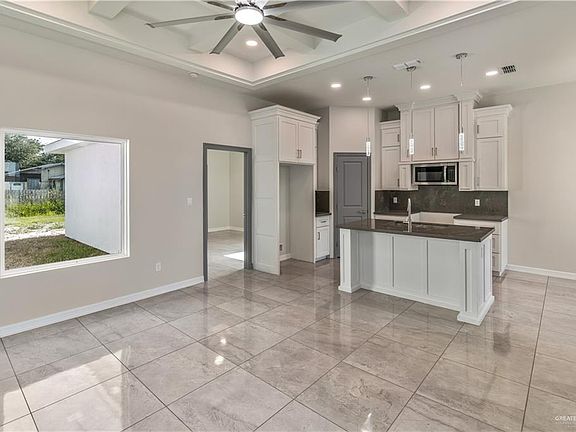 5th image of 913 Trinity Dr
