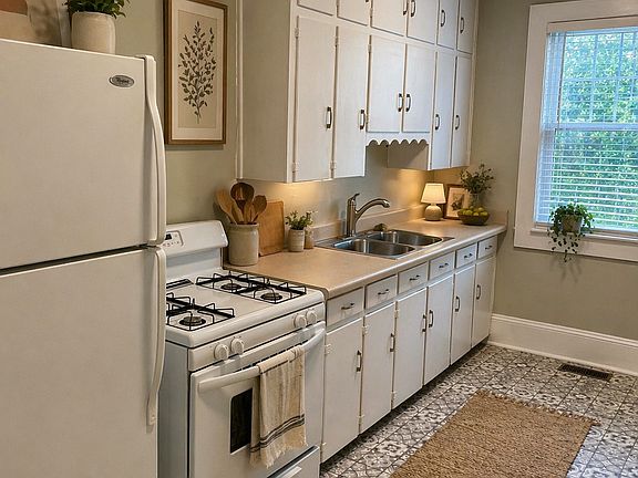 2nd image of 411 N Laurel Ave #5