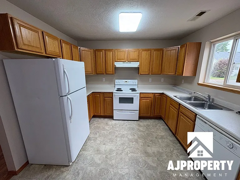 925 S Newcomb Ave — Photo 3