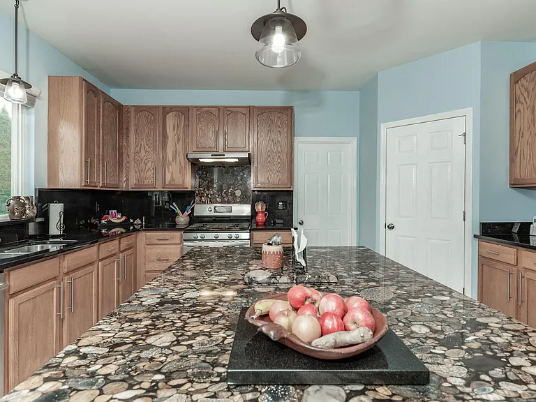 Beautiful kitchen, granite countertops, lots of cabinet space and walk in pantry