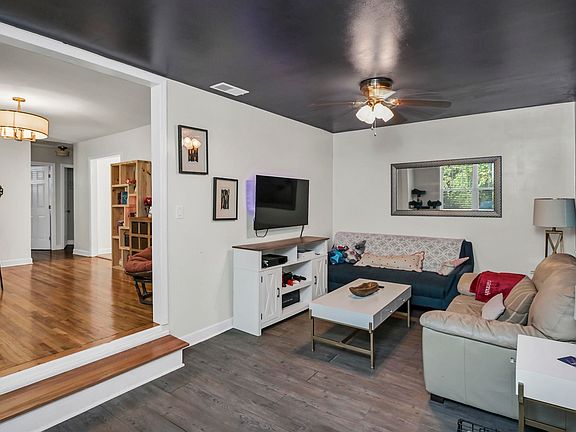 4th image of 14 Rose Dr
