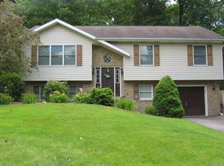 210 Woods Ln, Altoona, PA 16601