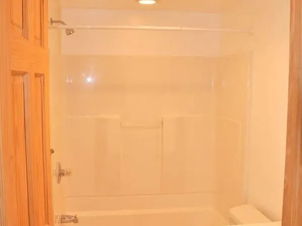 32005 W Twelve Mile Rd, Farmington, MI 48334