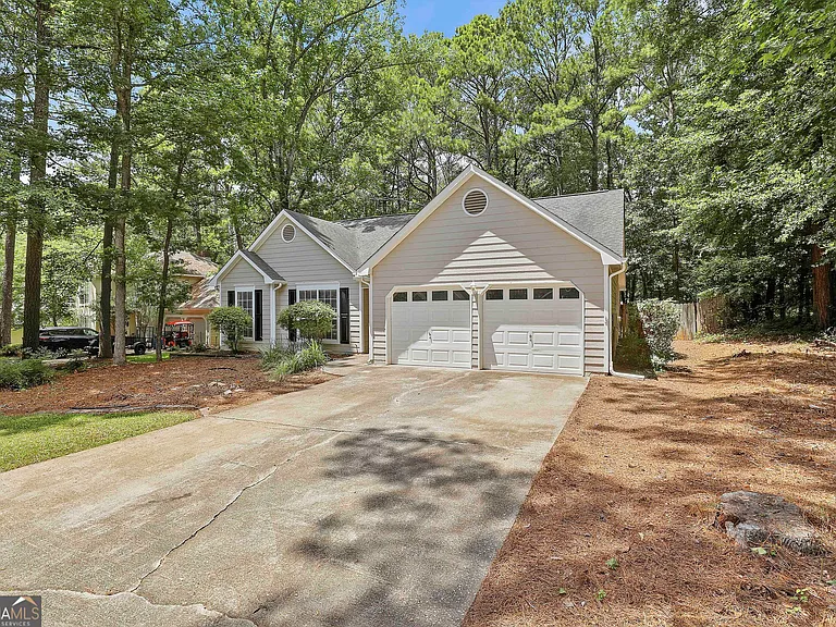 518 Longwood Ln — Photo 4