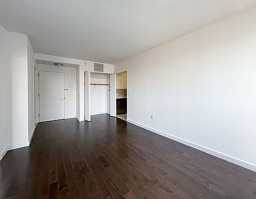 4th image of 310 E 2nd St Ph B
