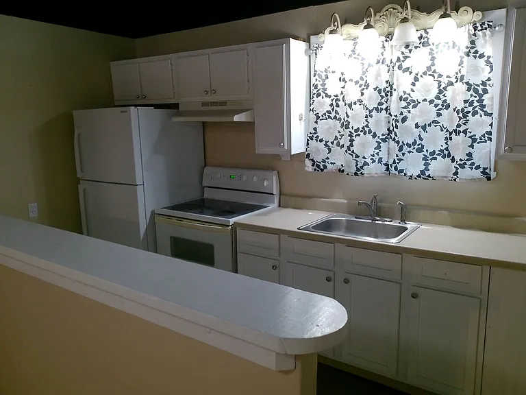 2706 Pine Ave — Photo 3