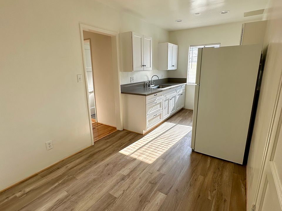 Sunny, updated kitchen with eat in area