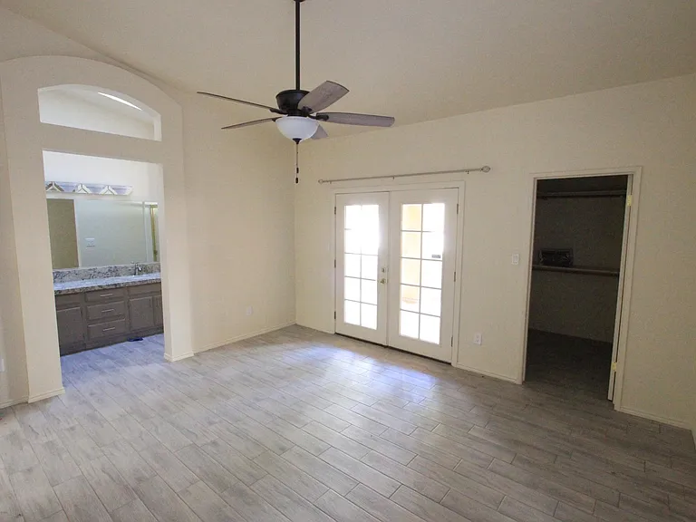 1104 Sand Creek Dr — Photo 12