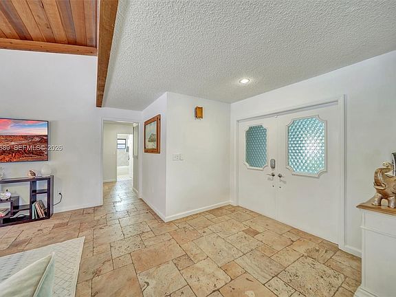 3rd image of 620 E Plantation Cir