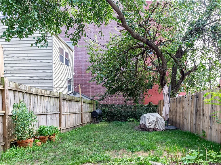 329 K St NE — Photo 17