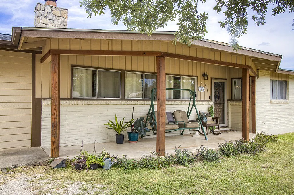 3 bed, 2.0 bath, 2043 sqft, $2,300 — Photo 3