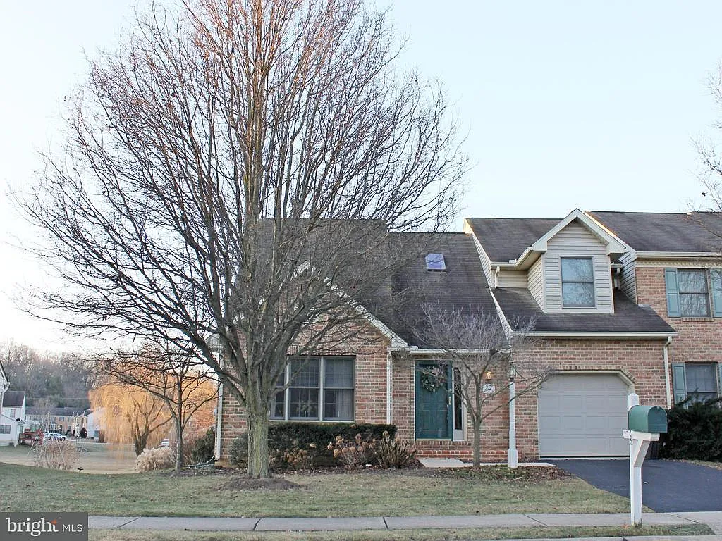 98 Waverly Ave photo 1