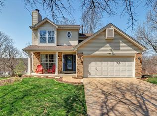 401 Oaktree Crossing Ct, Ballwin, MO 63021