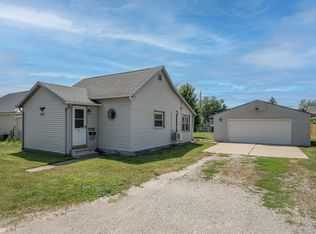 712 E 3rd St, Vinton, IA 52349