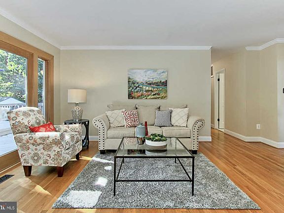 4th image of 2447 Villanova Dr
